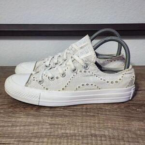 Converse Chuck Taylor All-Star Low Top Lace Women's Athletic Shoes Size 6 Ivory